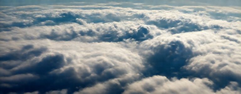 天空的云。上面显示wk